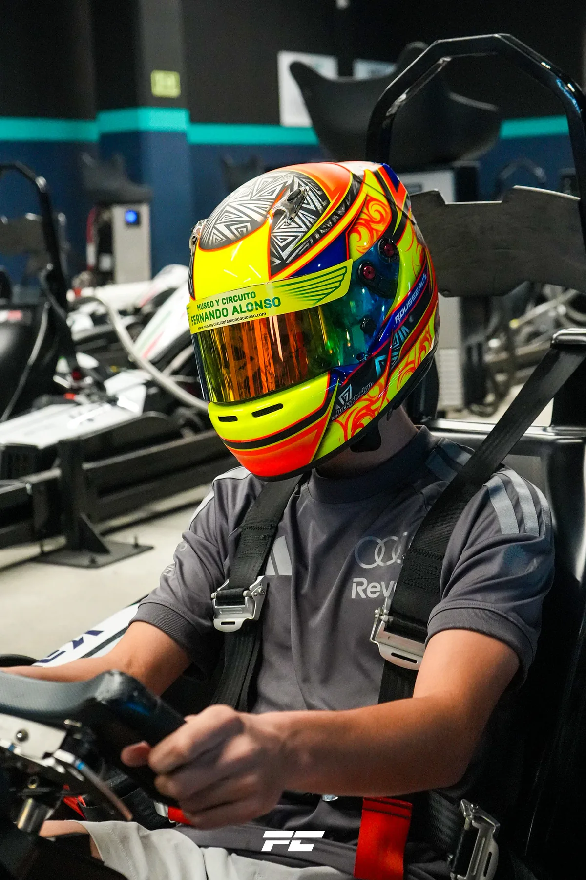 Piloto con casco listo en la parrilla de salida de Kart21