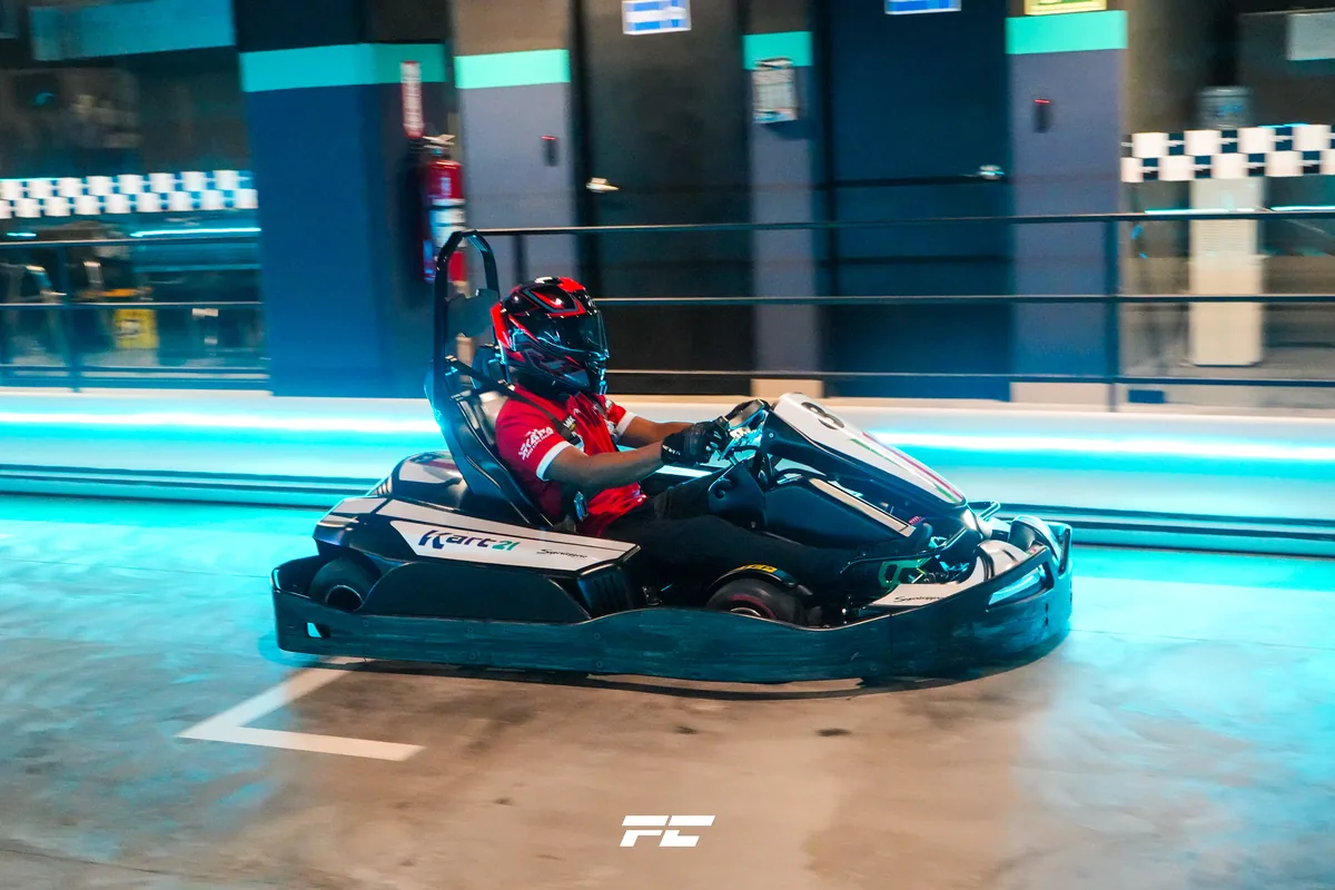 Karts eléctricos en la pista techada de Kart21 en Panamá