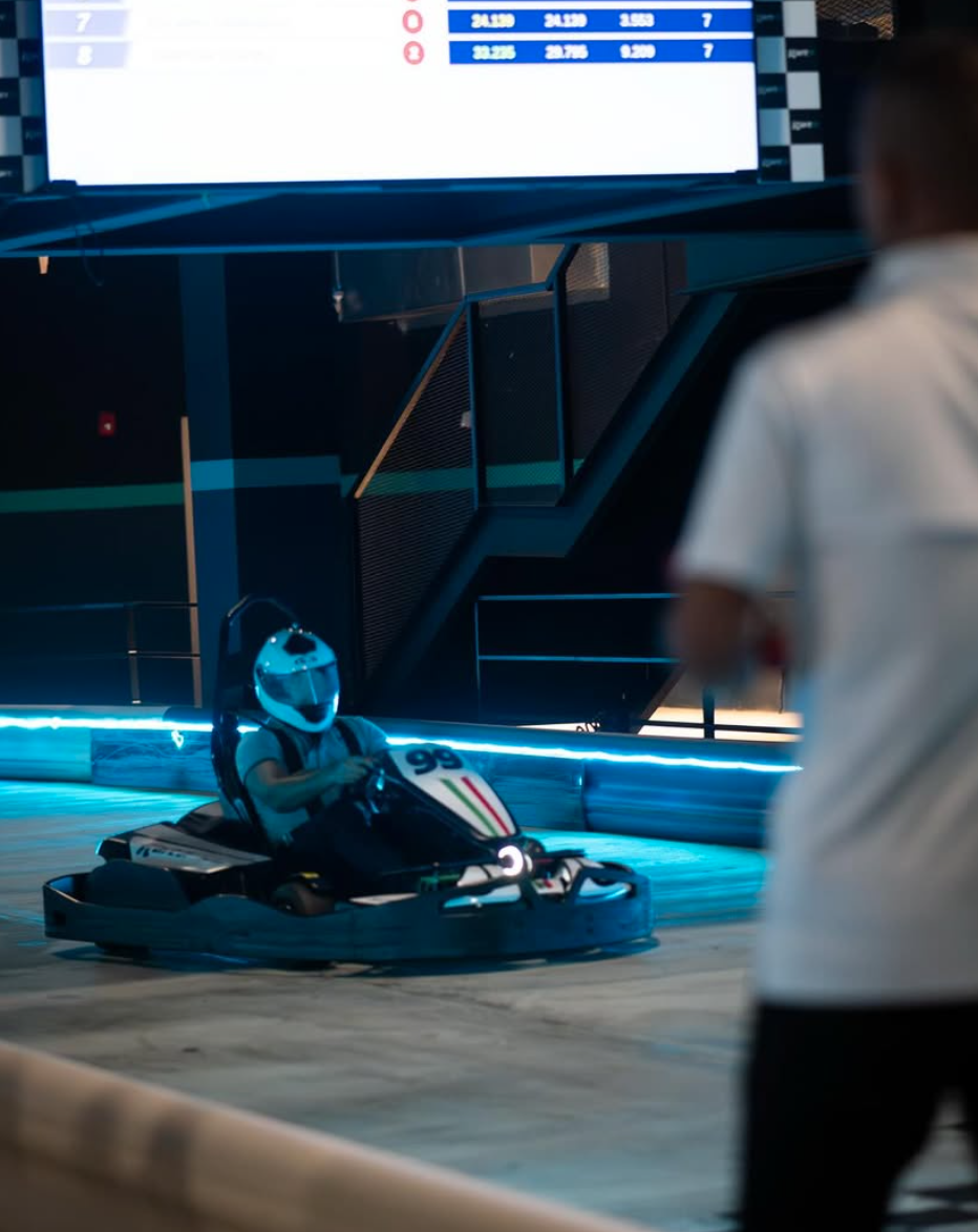 Pista indoor de Kart21 con tablero de tiempos en vivo