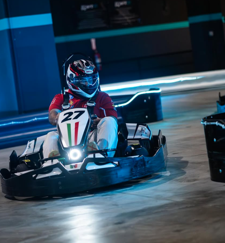 Piloto con casco en la pista de Kart21, Costa del Este